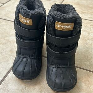 Cat and jack brand boys snow boots size 9